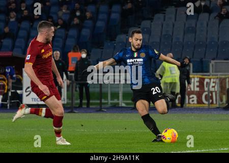 Rom, Italien. 4th. Dezember 2021. Ivan Persic von Inter in Aktion während der Serie A Fußballmeisterschaft zwischen AS Roma und FC Inter im Olympiastadion. Kredit: Cosimo Martemucci / Alamy Live Nachrichten Stockfoto