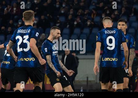 Rom, Italien. 4th. Dezember 2021. Edin Dzeko von Inter feiert nach einem Tor während der Serie A Fußballmeisterschaft zwischen AS Roma und FC Inter im Olympiastadion. Kredit: Cosimo Martemucci / Alamy Live Nachrichten Stockfoto