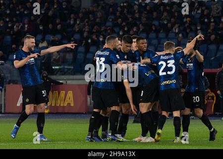 Rom, Italien. 4th. Dezember 2021. Edin Dzeko von Inter feiert nach einem Tor während der Serie A Fußballmeisterschaft zwischen AS Roma und FC Inter im Olympiastadion. Kredit: Cosimo Martemucci / Alamy Live Nachrichten Stockfoto