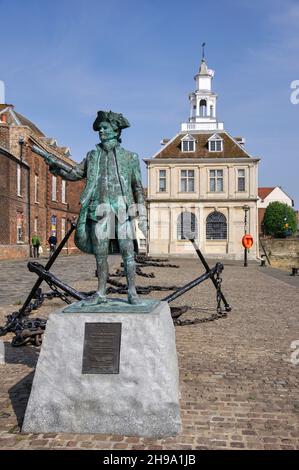 Die Custom House und Capt.Geo Vancouver Statue, Purfleet Quay, King's Lynn, Norfolk, England, Vereinigtes Königreich Stockfoto