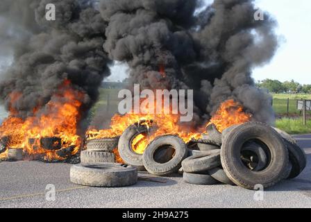 porto seguro, bahia, brasilien - 24. november 2009: Bei einem Protest auf einer Autobahn im Bundesstaat Bahia brennen Reifen. Stockfoto