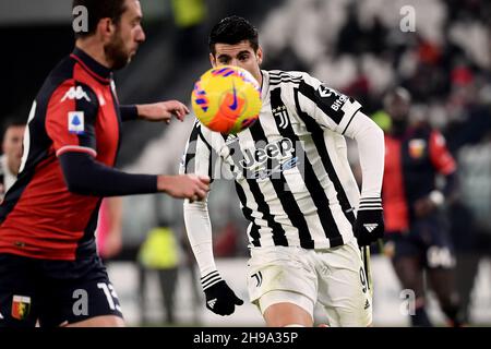 Turin, Italien. 05th Dez 2021. Alvaro Morata vom FC Juventus in Aktion während des Fußballspiels der Serie A 2021/2022 zwischen dem FC Juventus und dem FC Genua im Juventus-Stadion in Turin (Italien), 5th. Dezember 2021. Foto Federico Tardito/Insidefoto Kredit: Insidefoto srl/Alamy Live News Stockfoto