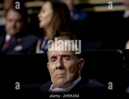 Cleveland Ohio, 18. Juli 2016Former Senator Robert Dole Republikaner aus Kansas sitzt während des Republikanischen Nationalkonvents in der Quicken Arena in der Trumps Familienbox. Quelle: Mark Reinistein/MediaPunch Stockfoto