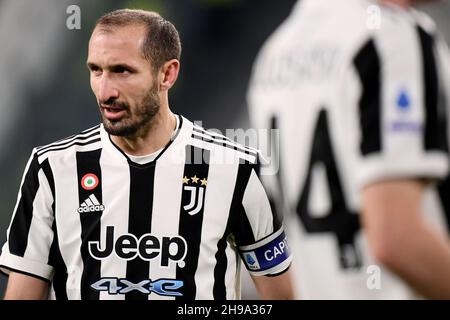 Turin, Italien. 05th Dez 2021. Giorgio Chiellini vom FC Juventus blickt auf das Fußballspiel der Serie A 2021/2022 zwischen dem FC Juventus und dem FC Genua im Juventus-Stadion in Turin (Italien) am 5th. Dezember 2021. Foto Federico Tardito/Insidefoto Kredit: Insidefoto srl/Alamy Live News Stockfoto