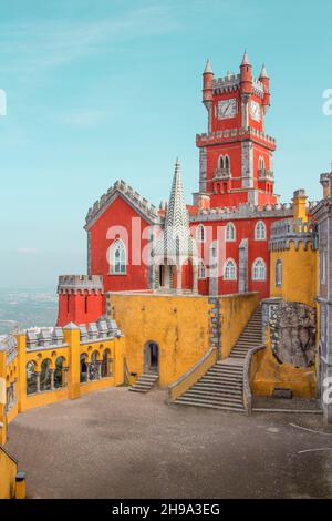 Sonnenaufgang im Pena Palace, Sintra, Portuga. Diese romantische Burg in São Pedro de Penaferrim, in der Gemeinde Sintra, an der portugiesischen Riviera. Stockfoto