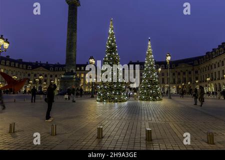 Paris, Frankreich - 20. November 2021: Weihnachtsbäume bei Nacht auf dem Place Vendome in Paris Stockfoto