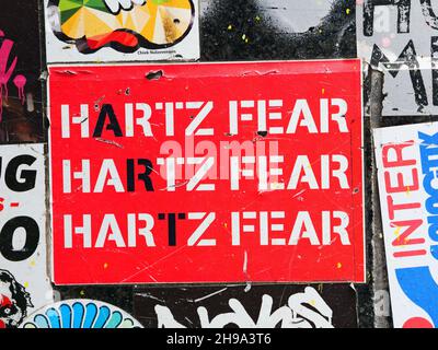 Berlin, Deutschland. 05th September 2021. 08.04.2021, Berlin. 'Hartz Fear', als Wortspiel zur Angst vor oder mit Hartz IV, steht auf einem Aufkleber in Kreuzberg. Quelle: Wolfram Steinberg/dpa Quelle: Wolfram Steinberg/dpa/Alamy Live News Stockfoto
