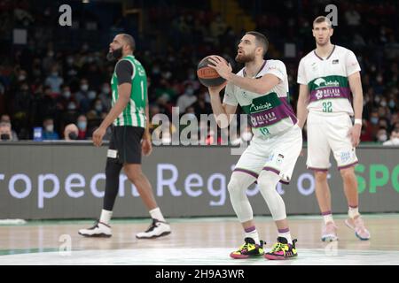 Sevilla, Spanien. 05th Dez 2021. Francis Alonso von Unicaja Malaga gesehen während des Liga ACB Spiels zwischen Real Betis CooSur und Unicaja Malaga im San Pablo Sports Center in Sevilla. (Foto: Mario Diaz Rasero Kredit: Gonzales Foto/Alamy Live News Stockfoto