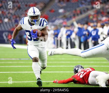 Houston, Texas, USA. Houston, Texas, USA. 5. Dezember 2021: Indianapolis Colts laufen zurück Deon Jackson (35) trägt den Ball für einen Touchdown während eines NFL-Spiels zwischen den Texans und den Colts am 5. Dezember 2021 in Houston, Texas. Die Colts gewannen, 31-0. (Bildnachweis: © Scott Coleman/ZUMA Press Wire) Bildnachweis: ZUMA Press, Inc./Alamy Live News Bildnachweis: ZUMA Press, Inc./Alamy Live News Stockfoto