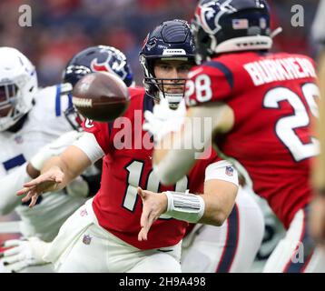 Houston, Texas, USA. Houston, Texas, USA. 5. Dezember 2021: Houston Texans Quarterback Davis Mills (10) spielt Rex Burkhead (28) während eines NFL-Spiels zwischen den Texans und den Colts am 5. Dezember 2021 in Houston, Texas. Die Colts gewannen, 31-0. (Bildnachweis: © Scott Coleman/ZUMA Press Wire) Bildnachweis: ZUMA Press, Inc./Alamy Live News Bildnachweis: ZUMA Press, Inc./Alamy Live News Stockfoto