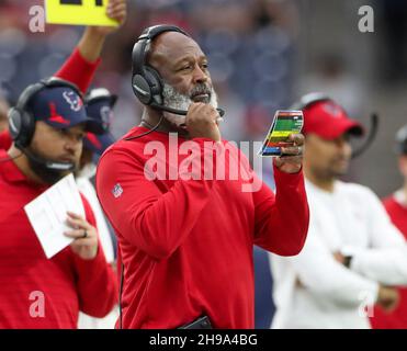 Houston, Texas, USA. Houston, Texas, USA. 5. Dezember 2021: Houston Texans Defensive Coordinator Lovie Smith während eines NFL-Spiels zwischen den Texans und den Colts am 5. Dezember 2021 in Houston, Texas. Die Colts gewannen, 31-0. (Bildnachweis: © Scott Coleman/ZUMA Press Wire) Bildnachweis: ZUMA Press, Inc./Alamy Live News Bildnachweis: ZUMA Press, Inc./Alamy Live News Stockfoto