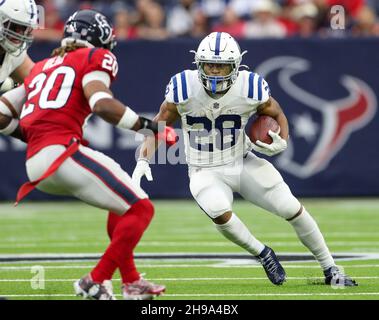 Houston, Texas, USA. Houston, Texas, USA. 5. Dezember 2021: Indianapolis Colts laufen zurück Jonathan Taylor (28) trägt den Ball während eines NFL-Spiels zwischen den Texans und den Colts am 5. Dezember 2021 in Houston, Texas. (Bildnachweis: © Scott Coleman/ZUMA Press Wire) Bildnachweis: ZUMA Press, Inc./Alamy Live News Bildnachweis: ZUMA Press, Inc./Alamy Live News Stockfoto