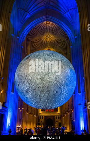 Bath; Somerset UK; 5th. Dezember 2021. Luke Jerrams von der NASA inspirierte Installation ‘Museum of the Moon’ wird hervorragend ergänzt und kontrastiert Stockfoto