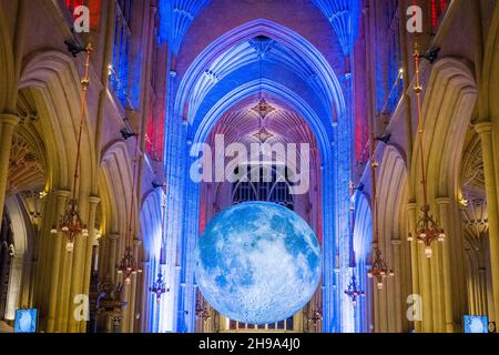 Bath; Somerset UK; 5th. Dezember 2021. Luke Jerrams von der NASA inspirierte Installation ‘Museum of the Moon’ wird hervorragend ergänzt und kontrastiert Stockfoto