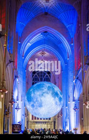 Bath; Somerset UK; 5th. Dezember 2021. Luke Jerrams von der NASA inspirierte Installation ‘Museum of the Moon’ wird hervorragend ergänzt und kontrastiert Stockfoto