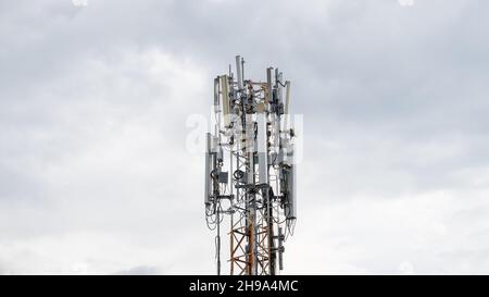 5G Funknetztelekommunikationsgeräte mit Funkmodulen und intelligenten Antennen, die auf einem Gebäude montiert sind Stockfoto
