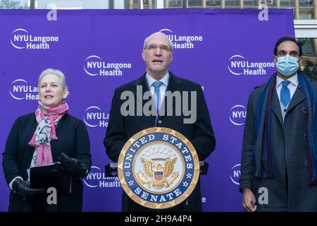 Mark J. Mulligan spricht während die US-Senatorin Kirsten Gillibrand und die US-Vertreterin Carolyn Maloney auf die Schaffung von Zentren für die Reaktion auf Pandemien vor dem Tisch Hospital der NYU Langone Health drängen. Senatorin führte Gesetze ein, die sie im Senat als US-Abgeordnete Carolyn Maloney und die US-Abgeordneten Nydia Velázquez und John Katko (nicht anwesend) im Kongress als Co-Sponsor im Hinblick auf die Entstehung ne COVID-19 Variant Omicron, Potenziell bedrohlicher ist die Schaffung und Finanzierung von Spitzenforschungszentren der US-Regierung zur Bekämpfung von Pandemiepandemie, um sich auf zukünftige Varianten vorzubereiten und die Öffentlichkeit zu verhindern Stockfoto