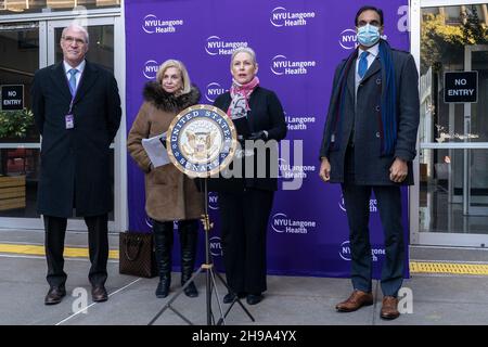 Die US-Senatorin Kirsten Gillibrand und die US-Vertreterin Carolyn Maloney drängen am 5. Dezember 2021 auf die Schaffung von Zentren für die Reaktion auf Pandemievorsorge vor dem Tisch Hospital der NYU Langone Health in New York. Senatorin führte Gesetze ein, die sie im Senat als US-Abgeordnete Carolyn Maloney und die US-Abgeordneten Nydia Velázquez und John Katko (nicht anwesend) im Kongress als Co-Sponsor im Hinblick auf die Entstehung ne COVID-19 Variant Omicron, Potenziell bedrohlicher ist die Schaffung und Finanzierung von Spitzenforschungszentren der US-Regierung zur Bekämpfung von Pandemievorsorge, um sich auf zukünftige Varianten vorzubereiten und Publ zu verhindern Stockfoto