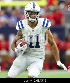 Houston, Texas, USA. Houston, Texas, USA. 5. Dezember 2021: Der Indianapolis Colts-Breitempfänger Michael Pittman Jr. (11) trägt den Ball während eines NFL-Spiels zwischen den Texans und den Colts am 5. Dezember 2021 in Houston, Texas. Die Colts gewannen, 31-0. (Bildnachweis: © Scott Coleman/ZUMA Press Wire) Bildnachweis: ZUMA Press, Inc./Alamy Live News Bildnachweis: ZUMA Press, Inc./Alamy Live News Stockfoto