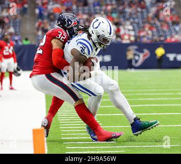 Houston, Texas, USA. Houston, Texas, USA. 5. Dezember 2021: Garret Waallow (32) aus Houston Texans tagt Indianapolis Colts Tight End Mo Alie-Cox (81) nach einem Fang während eines NFL-Spiels zwischen den Texans und den Colts am 5. Dezember 2021 in Houston, Texas. Die Colts gewannen, 31-0. (Bildnachweis: © Scott Coleman/ZUMA Press Wire) Bildnachweis: ZUMA Press, Inc./Alamy Live News Bildnachweis: ZUMA Press, Inc./Alamy Live News Stockfoto