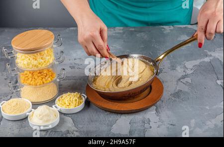 Mihlama (Kuymak) ist ein berühmtes traditionelles Essen aus der Schwarzmeerregion in der Türkei. Es wird mit Maismehl und Käse zubereitet und heiß serviert. Stockfoto