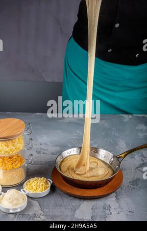 Mihlama (Kuymak) ist ein berühmtes traditionelles Essen aus der Schwarzmeerregion in der Türkei. Es wird mit Maismehl und Käse zubereitet und heiß serviert. Stockfoto