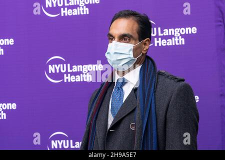 Jay Varma nimmt an der US-Senatorin Kirsten Gillibrand und der US-Repräsentantin Carolyn Maloney Teil, die am 5. Dezember 2021 vor dem Tisch Hospital der NYU Langone Health in New York die Einrichtung von Pandemiezentren vorantreiben. Senatorin führte Gesetze ein, die sie im Senat als US-Abgeordnete Carolyn Maloney und die US-Abgeordneten Nydia Velázquez und John Katko (nicht anwesend) im Kongress als Co-Sponsor im Hinblick auf die Entstehung ne COVID-19 Variant Omicron, Potenziell bedrohlicher zu schaffen und durch die US-Regierung zu finanzieren Pandemiereaktionszentren der Exzellenz, um für zukünftige Varianten und vorzubereiten Stockfoto