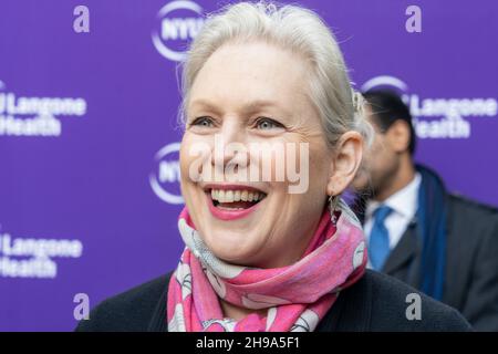 Die US-Senatorin Kirsten Gillibrand und die US-Vertreterin Carolyn Maloney drängen am 5. Dezember 2021 auf die Schaffung von Zentren für die Reaktion auf Pandemievorsorge vor dem Tisch Hospital der NYU Langone Health in New York. Senatorin führte Gesetze ein, die sie im Senat als US-Abgeordnete Carolyn Maloney und die US-Abgeordneten Nydia Velázquez und John Katko (nicht anwesend) im Kongress als Co-Sponsor im Hinblick auf die Entstehung ne COVID-19 Variant Omicron, Potenziell bedrohlicher ist die Schaffung und Finanzierung von Spitzenforschungszentren der US-Regierung zur Bekämpfung von Pandemievorsorge, um sich auf zukünftige Varianten vorzubereiten und Publ zu verhindern Stockfoto