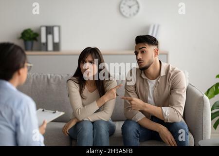 Unglückliche arabische Ehepartner beschuldigen sich gegenseitig in Beziehungsproblemen beim Treffen mit dem Familienberater Stockfoto