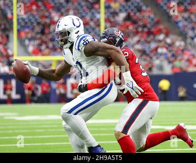 Houston, Texas, USA. Houston, Texas, USA. 5. Dezember 2021: Garret Waallow (32) aus Houston Texans tagt Indianapolis Colts Tight End Mo Alie-Cox (81) nach einem Fang während eines NFL-Spiels zwischen den Texans und den Colts am 5. Dezember 2021 in Houston, Texas. Die Colts gewannen, 31-0. (Bildnachweis: © Scott Coleman/ZUMA Press Wire) Bildnachweis: ZUMA Press, Inc./Alamy Live News Bildnachweis: ZUMA Press, Inc./Alamy Live News Stockfoto
