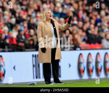 Emma Hayes, die Chelsea-Managerin, steht während des Spiels am Rande des Spiels Stockfoto