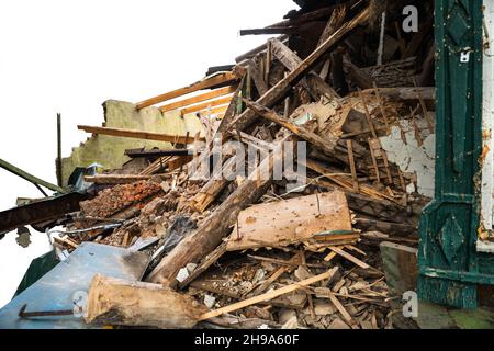 Ruinen des abgerissenen Gebäudes mit gebrochener Wand, Trümmer von Ziegelsteinen und, gebrochenes Haus, isoliert auf weißem Hintergrund. Stockfoto