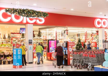 Coles Supermarkt Sydney Kunden betreten den Laden nach QR-Code Checkin und Desinfektionsschalter, Sydney, Australien während der covid 19 Pandemie Stockfoto
