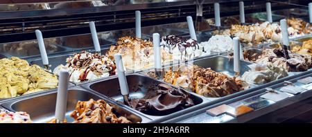 Traditionelle Eisdiele, wo sie handgemachtes Eis in verschiedenen Geschmacksrichtungen und Farben, natürlich verkaufen. Stockfoto