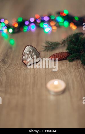Weihnachtskomposition der Kirche Ikone auf einem hölzernen Hintergrund mit Farbenfrohes Licht Stockfoto