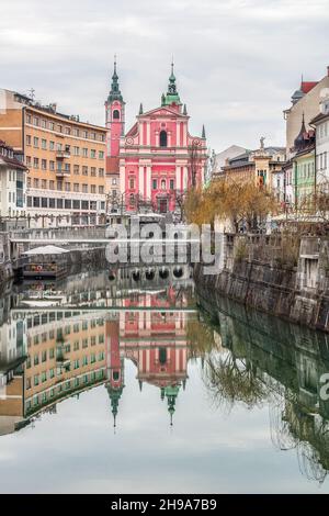 Spiegelung der Franziskanerkirche der Verkündigung auf dem Preseren Platz im Herzen der Altstadt. Ljubljana, die Hauptstadt Sloweniens. Stockfoto