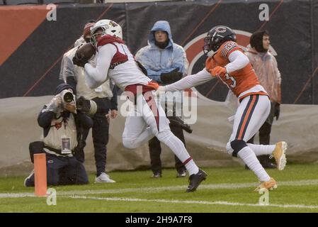 Chicago, Usa. 05th Dez 2021. Die Arizona Cardinals DeAndre Hopkins (10) erzielt am Sonntag, den 5. Dezember 2021, einen Touchdown im ersten Quartal gegen die Chicago Bears im Soldier Field in Chicago. Foto von Mark Black/UPI Credit: UPI/Alamy Live News Stockfoto