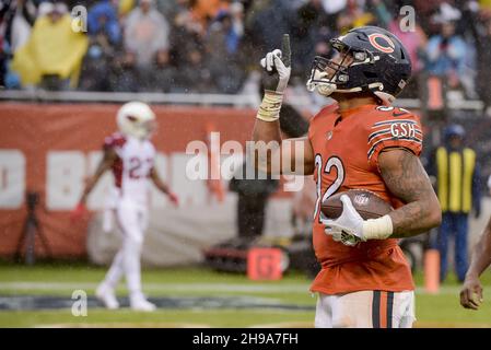 Chicago, Usa. 05th Dez 2021. Chicago trägt David Montgomery (32) feiert am Sonntag, den 5. Dezember 2021, seinen Touchdown im zweiten Quartal gegen die Arizona Cardinals im Soldier Field in Chicago. Foto von Mark Black/UPI Credit: UPI/Alamy Live News Stockfoto