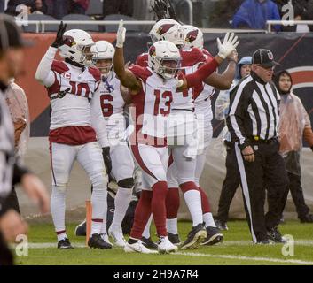 Chicago, Usa. 05th Dez 2021. Die Kardinäle von Arizona feiern am Sonntag, dem 5. Dezember 2021, den Touchdown des ersten Quartals gegen die Chicago-Bären auf dem Soldier Field in Chicago mit DeAndre Hopkins (10). Foto von Mark Black/UPI Credit: UPI/Alamy Live News Stockfoto