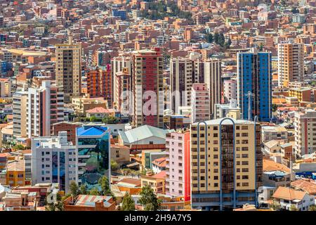 Nuestra Senora de La Paz schnell wachsende bunte Stadt mit modernen Gebäuden und vielen Wohnhäusern auf dem Hügel im Hintergrund, Bolivien verstreut.
