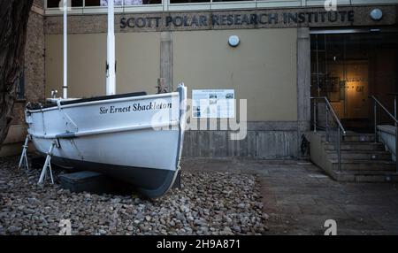 Der Sir Ernest Shackleton, eine Nachbildung des James Caird, einem Rettungsboot aus Shackletons Antarktisexpedition im Polar Museum in Cambridge, Großbritannien. Stockfoto