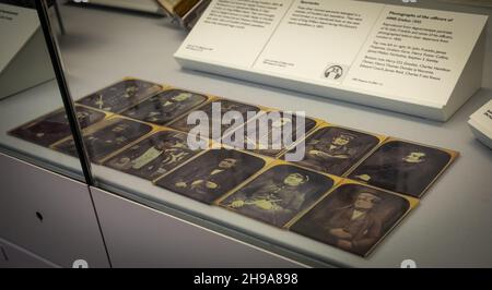 Porträts von Offizieren der HMS Erebus und der unglücklichen Arktis-Expedition 1845 im Polar Museum in Cambridge, Großbritannien. Stockfoto