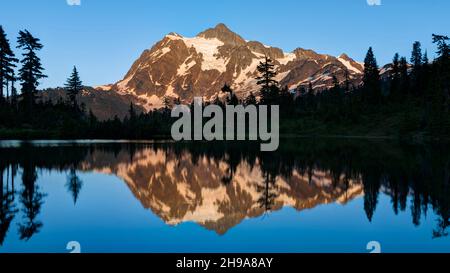 Mount Shuksan und Picture Lake at Sunset, North Cascades National Park, Washington State, USA Stockfoto