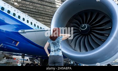 Frau mit Blick auf Boeing 787 Dreamliner, Museum of Flight, Seattle, Washington State, USA Stockfoto