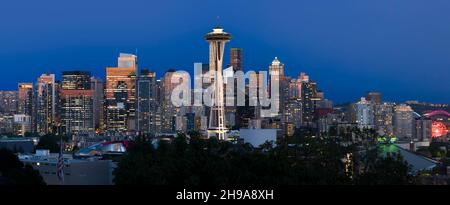 Downtown Seattle Skyline bei Twilight. Blick vom Kerry Park, Seattle, Washington State, USA. Stockfoto