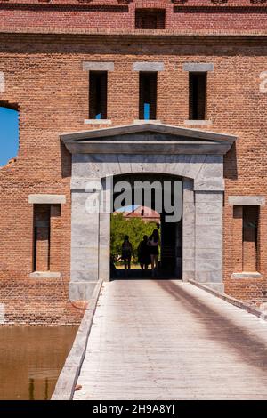 Außenansicht des Haupteingangs zum Fort Jefferson. Dry Tortugas National Park, in der Nähe von Key West, Florida, USA. Stockfoto