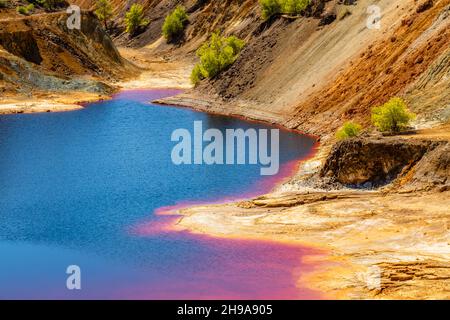 Schwer verschmutzter blutiger Sha-Kupferminensee, Nikosia, Zypern Stockfoto