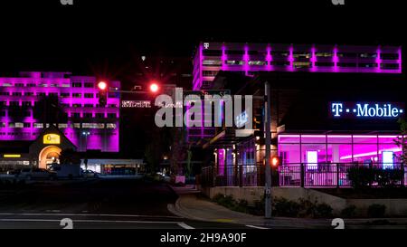 T-Mobile Headquarters bei Nacht. Blick vom Factoria Blvd. Bellevue, Staat Washington, USA Stockfoto