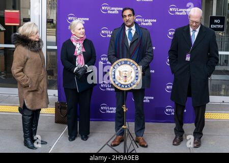 Jay Varma spricht während die US-Senatorin Kirsten Gillibrand und die US-Vertreterin Carolyn Maloney auf die Schaffung von Pandemiezentren vor dem Tisch Hospital der NYU Langone Health drängen. Senatorin führte Gesetze ein, die sie im Senat als US-Abgeordnete Carolyn Maloney und die US-Abgeordneten Nydia Velázquez und John Katko (nicht anwesend) im Kongress als Co-Sponsor im Hinblick auf die Entstehung ne COVID-19 Variant Omicron, Die Schaffung und Finanzierung von Spitzenforschungszentren der US-Regierung zur Bekämpfung der Pandemie, um sich auf zukünftige Varianten vorzubereiten und die öffentliche Gesundheit zu verhindern, ist potenziell bedrohlicher Stockfoto