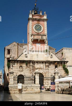 Ikonisches altes Gebäude mit einem Uhrenturm am Volksplatz in Zadar, Kroatien Stockfoto